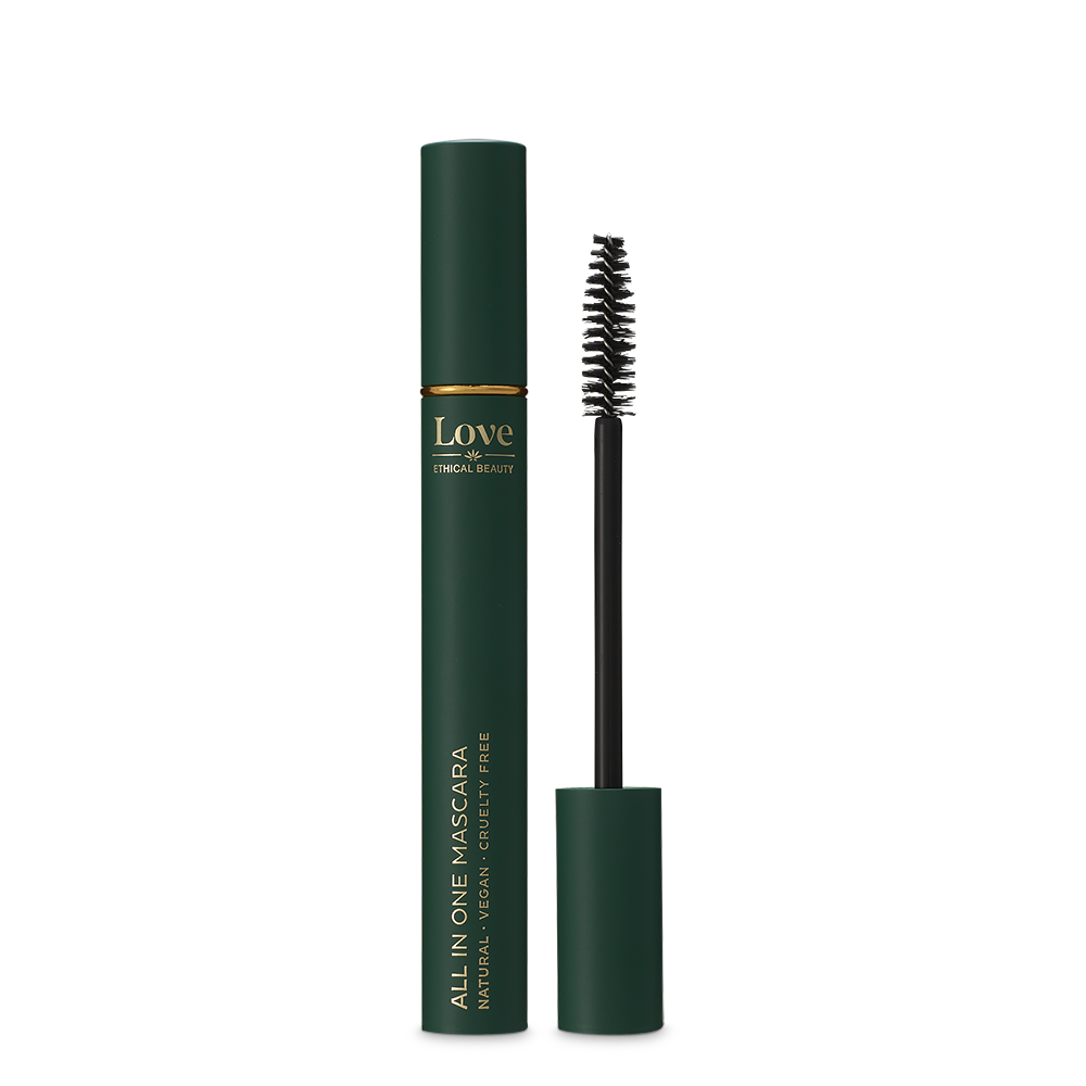 Open mascara van Love Ethical Beauty met zwart borsteltje en donkergroene huls op witte achtergrond